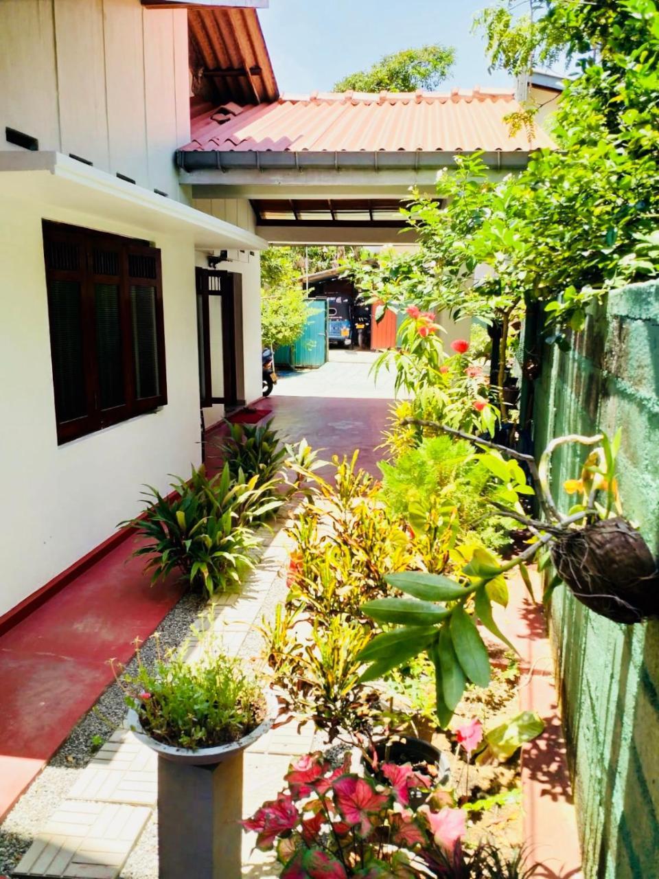 Hikkaduwa Family Inn Exterior photo